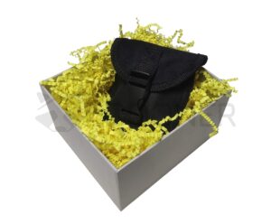Produkt položený v dekorativním výplňovém papíru tvořeném barevnými proužky papíru složených do harmoniky.